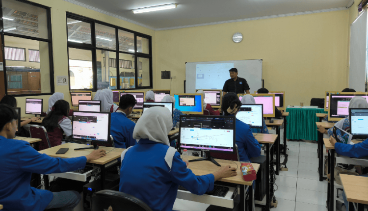 Suasana pelatihan siswa SMK yang belajar mengelola aplikasi virtual meeting profesional, didampingi dosen UBSI