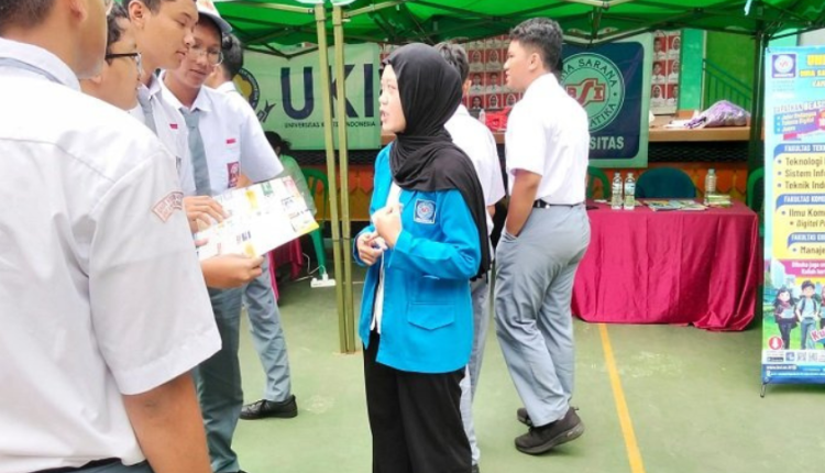 Suasana ramai stan UBSI Kampus Fatmawati di Edufair SMAN 49 Jakarta, siswa tampak antusias menggali informasi seputar dunia perkuliahan dan program studi