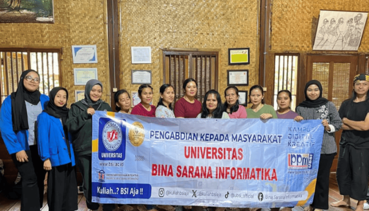 Foto bersama pelatihan tim dosen dan mahasiswa UBSI bersama pelaku UMKM Desa Cireundeu