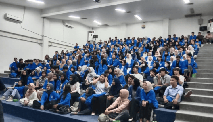 Mahasiswa UBSI Kampus Cengkareng mengikuti Seminar Wajib Entrepreneur 2025
