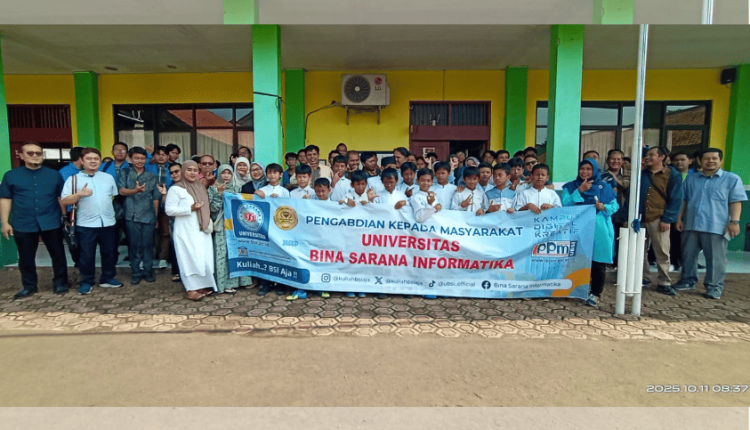 Foto bersama peserta dan tim pelaksana kegiatan UBSI gelar Pelatihan AI untuk siswa pencak silat walet puti di Depok
