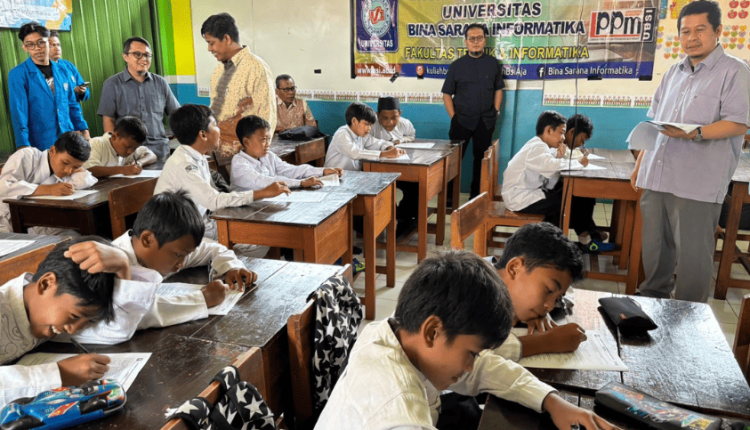 Dosen UBSI bersama peserta Perguruan Silat Walet Puti saat kegiatan pengabdian masyarakat membahas penerapan Artificial Intelligence dalam dunia manajemen