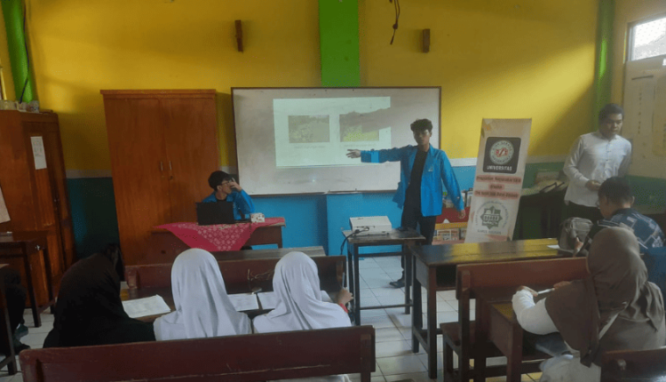 Mahasiswa UBSI sedang memaparkan materi kewirausahaan kepada peserta kegiatan mengenai semangat kewirausahaan sejak dini di TPQ Darul Hikmah Depok