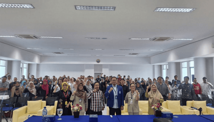 Foto bersama peserta kegiatan Pembinaan MGMP jenjang SMP, SMA, dan SMK yang diselenggarakan di Kampus UBSI Jakarta