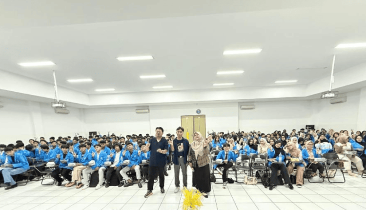 Foto bersama mahasiswa dan narasumber dalam acara Seminar Entrepreneur 2025 di UBSI Kampus Karawang dengan tema “Set Up Your Mind to be a Young Entrepreneur”