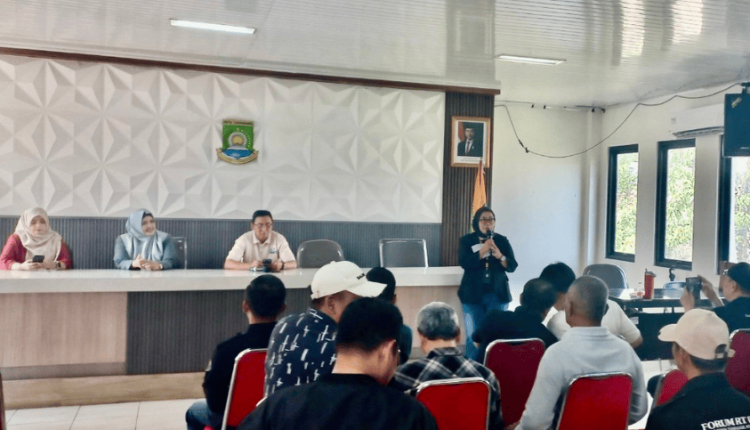 Narasumber dari UBSI sedang menjelaskan materi dalam Pelatihan Pemanfaatan Media Sosia