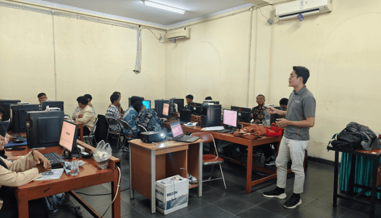 Suasana kegiatan BSI Digination saat Jordy Lasmana Putra dari UBSI memaparkan materi tentang Redundancy Jaringan Cisco bersama peserta di P4 Jakarta Barat