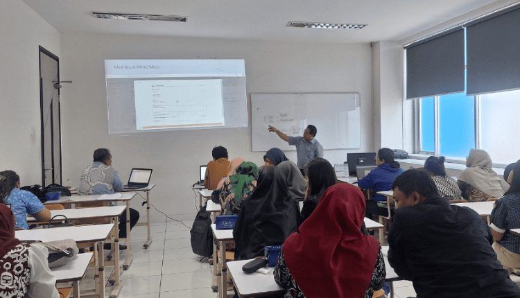 Dr. Taufiq Baidawi, Kaprodi RPL UBSI, saat memberikan pemaparan materi kepada para guru SMA dan SMK tentang pemanfaatan kecerdasan buatan (AI)