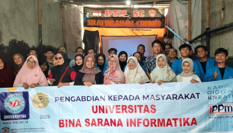 Foto bersama dosen UBSI dan warga RT.07 Cikokov usai pelatihan pembuatan media promosi digital dalam kegiatan pengabdian kepada masyarakat