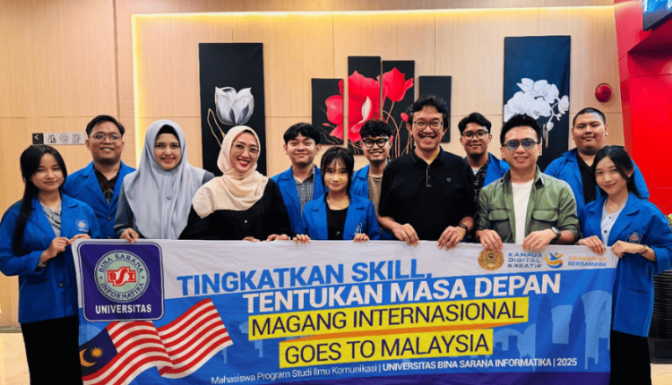Foto bersama dosen dan mahasiswa UBSI dalam acara pelepasan mahasiswa magang internasional ke Malaysia, sebagai langkah memperluas wawasan dan jejaring global
