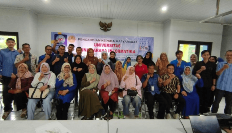 Foto bersama dosen Fakultas Ekonomi UBSI bersama para kader Posyandu usai kegiatan Workshop Peningkatan Kinerja Kader Posyandu melalui Konten Kreatif