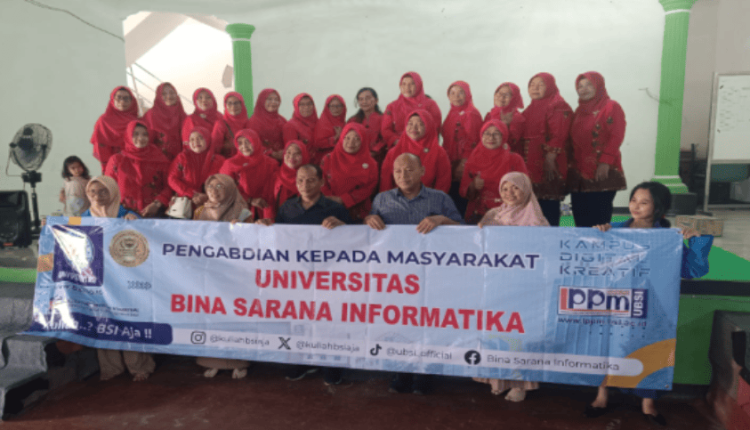 “Foto bersama dosen Universitas Bina Sarana Informatika (UBSI) dan peserta dari PKK Kutilang Tambun setelah kegiatan pelatihan pencegahan SMS phishing
