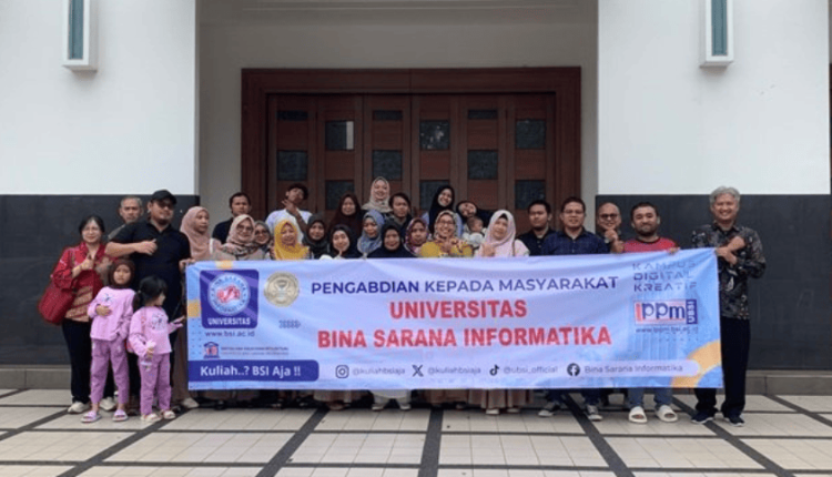 Foto bersama tim dosen UBSI dan peserta Majelis Taklim Qur’ani Nurul Fattah Tangerang Selatan usai kegiatan pelatihan desain animasi interaktif berbasis AI