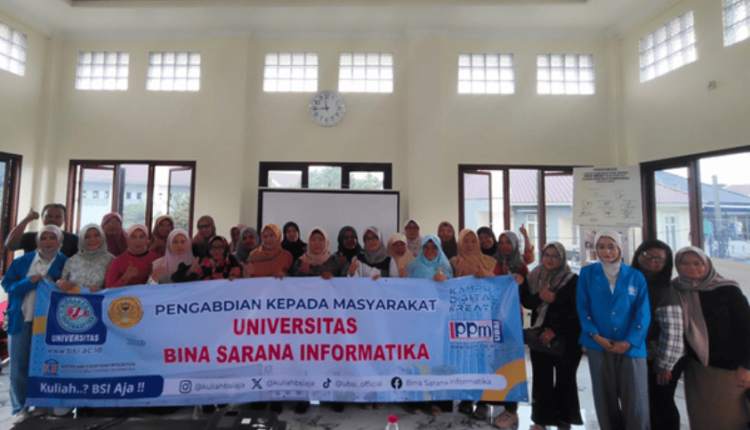 Foto bersama tim dosen dan mahasiswa UBSI dengan peserta Kelompok PKK RW 012 Cipinang Melayu setelah pelatihan pemanfaatan TikTok sebagai media promosi bisnis online
