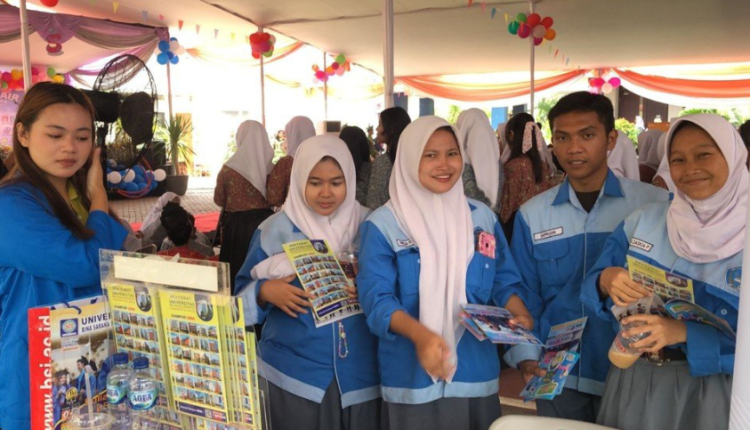 Suasana kegiatan Edufair di SMKN 73 Jakarta saat tim UBSI Kampus Cengkareng memberikan informasi tentang program studi dan beasiswa