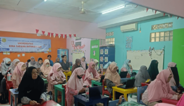 Suasana Pelatihan Media Pembelajaran Berbasis AI Google VoE 2, para guru PAUD Jatiasih mengikuti materi dengan antusias