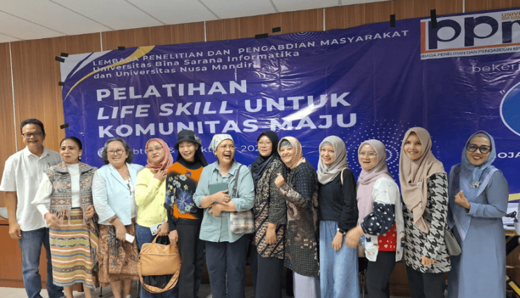 Dosen UBSI Berdayakan Komunitas Bogor Creative Crafter melalui Pelatihan Keamanan Perbankan, foto bersama antara tim dosen dan peserta pelatihan di Gedung DPRD Kota Bogor