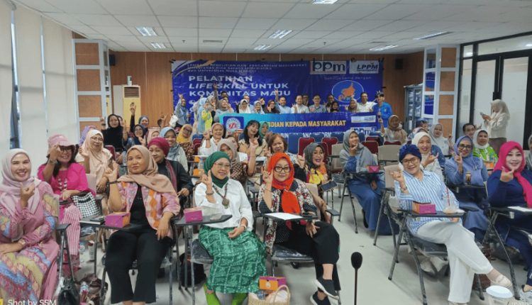 Foto bersama dosen dan mahasiswa UBSI dengan peserta UMKM Bogor Woman Club usai kegiatan pelatihan digital marketing