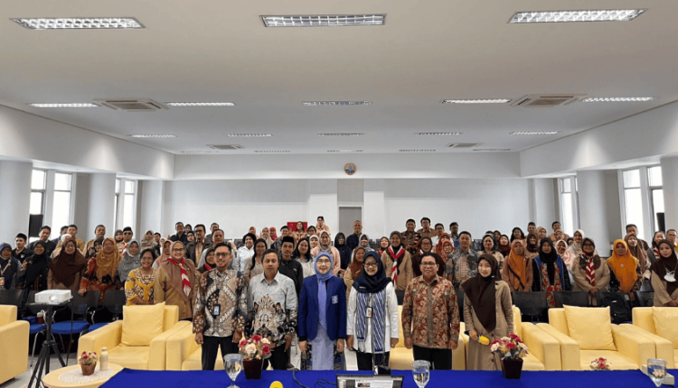 Foto bersama peserta dan narasumber dalam kegiatan Pembinaan MGMP jenjang SMA yang diselenggarakan di Kampus UBSI