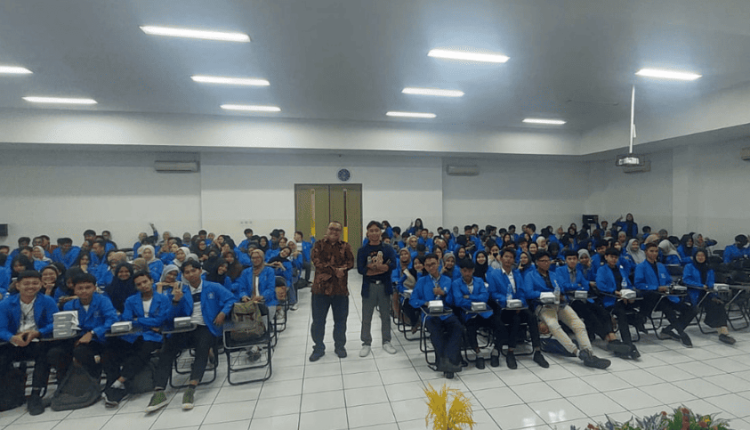 Foto bersama mahasiswa dan narasumber saat UBSI Kampus Cikampek menggelar Seminar Entrepreneur 2025 dengan tema “Set Up Your Mind to be a Young Entrepreneur”