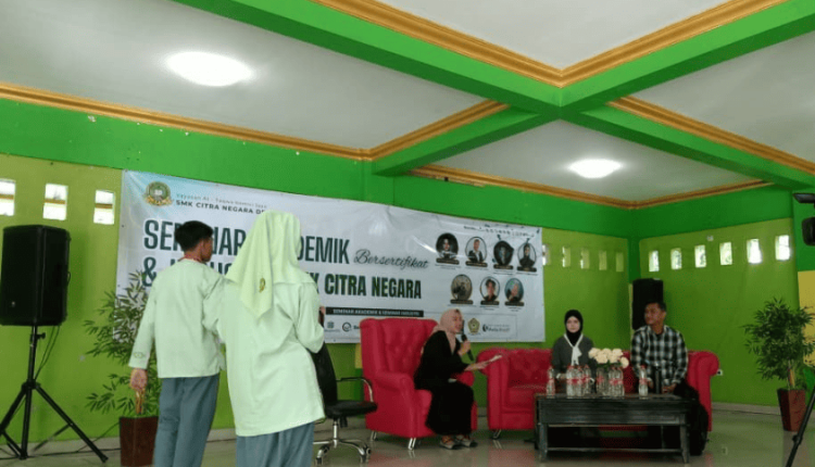 Nabila Rohimah mengajak pelajar SMK Citra Negara untuk berani berkarya di dunia digital dalam Workshop Digital Kreatif kolaborasi UBSI dan DICO