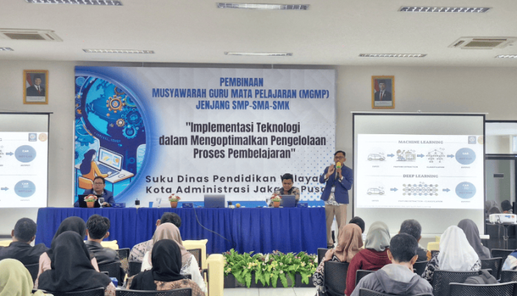 Dr. Sumanto, Ketua Prodi Informatika UBSI, saat menyampaikan materi kepada para guru SMA dan SMK mengenai penerapan kecerdasan buatan (AI)