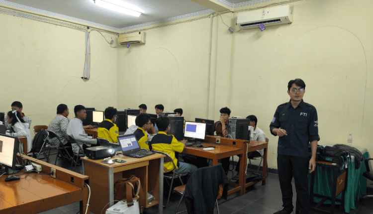 Suasana kegiatan BSI Digination di P4 Jakarta Barat bersama UBSI, menampilkan sesi pemaparan materi tentang redundancy jaringan Cisco oleh Jordy Lasmana Putra