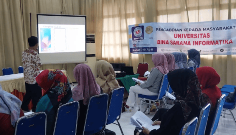 Suasana pelatihan inovasi promosi digital yang diadakan oleh dosen UBSI bersama anggota PKK RW 010 Kelurahan Cibubur