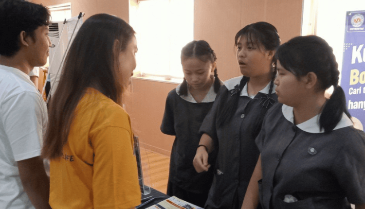Suasana booth UBSI Siap Hadir di Edufair Cinta Kasih Tzu Chi 2025, Buka Peluang Beasiswa Talenta Digital