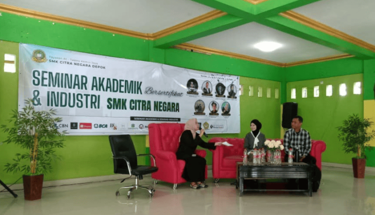 Nabila Rohimah, seleb tok dan mahasiswi UBSI, tampil energik di depan siswa SMK Citra Negara Depok dalam Seminar DICO x UBSI