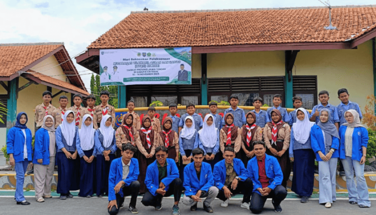 Foto bersama mahasiswa UBSI Kampus Tegal dengan perwakilan siswa kelas 7, 8, dan 9 SMPN 1 Dukuhwaru usai pelatihan pemanfaatan aplikasi Canva