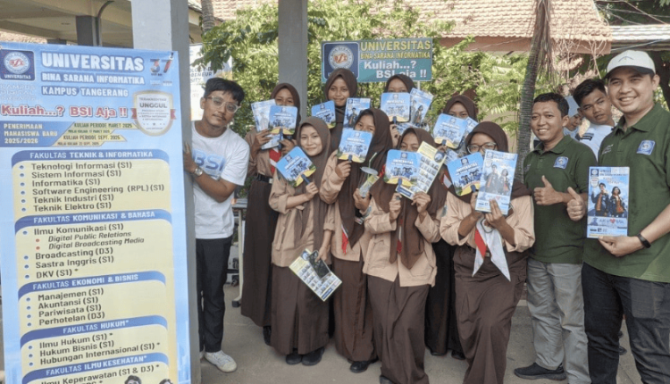Foto bersama perwakilan UBSI Kampus Tangerang dengan siswa SMAN 20 Kabupaten Tangerang dalam kegiatan Edu Fair