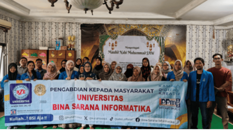 Foto bersama tim dosen dan mahasiswa UBSI dengan warga RT 007 Jakarta Selatan setelah pelatihan Microsoft Office dalam kegiatan Pengabdian kepada Masyarakat bertema “Dari Manual ke Digital” untuk meningkatkan efisiensi administrasi
