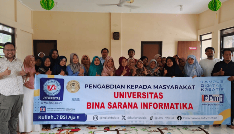 Foto bersama dosen UBSI dengan anggota Kelompok Wanita Tani (KWT) RCR Sejahtera Bojong Gede usai pelatihan pembuatan konten promosi digital melalui TikTok