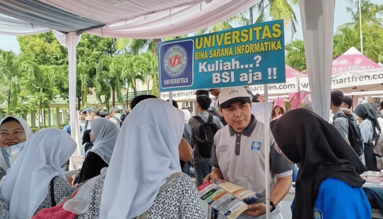 Suasana booth UBSI Kampus Tangerang saat mendukung pelestarian bahasa dalam kegiatan Festival Bulan Bahasa SMAN 20 Kabupaten Tangerang
