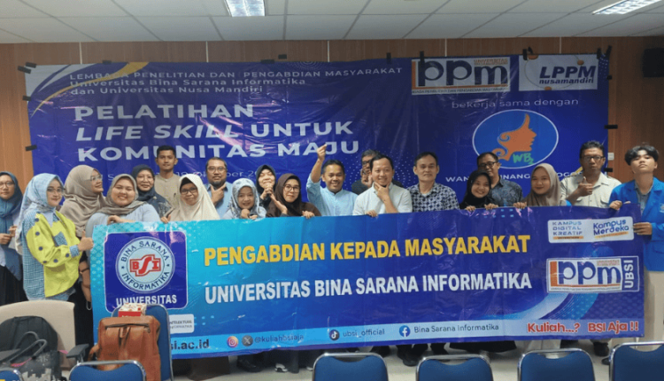 Foto bersama peserta dan tim pelaksana pada kegiatan UBSI Gelar Pelatihan Strategi Peramalan Penjualan bagi UMKM Bogor Women Club