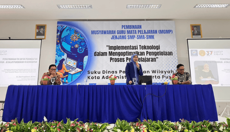 Suasana kegiatan Pembinaan MGMP jenjang SMA di Kampus UBSI Jakarta saat Wakil Rektor I UBSI memaparkan materi tentang pemanfaatan Artificial Intelligence