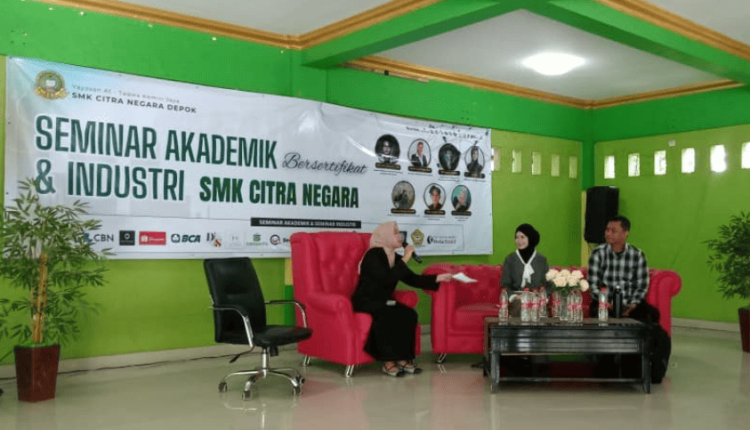 Nabila Rohimah saat memberikan materi inspiratif kepada siswa SMK Citra Negara tentang pemanfaatan media sosial secara positif dan produktif dalam kegiatan Workshop Digital Kreatif UBSI