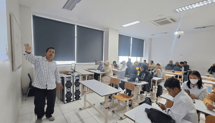 Ricki Sastra, Dosen UBSI, tengah memaparkan materi kepada para guru SMA dan SMK tentang penerapan kecerdasan buatan (AI)