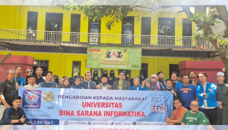 Foto bersama tim dosen Universitas Bina Sarana Informatika (UBSI) dengan para guru dan pengurus Pondok Pesantren Al Ma’had Bekasi usai kegiatan pelatihan pemanfaatan kecerdasan buatan (AI)