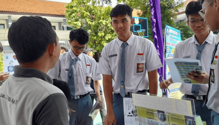 Suasana kolaborasi antara UBSI dan SMAN 20 Kabupaten Tangerang dalam kegiatan yang mengusung tema membangun generasi melek teknologi dan budaya