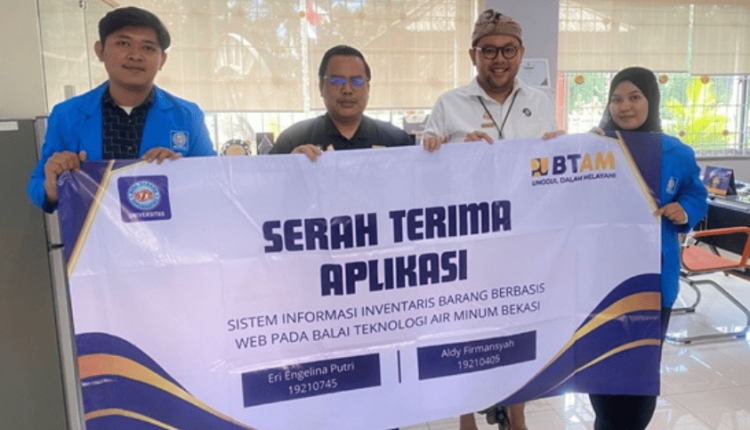 Foo bersama mahasiswa UBSI dan perwakilan Balai Teknologi Air Minum usai penyerahan aplikasi Sistem Informasi Inventaris Barang Operasional di Bekasi