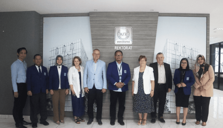 Foto bersama jajaran pimpinan Universitas Bina Sarana Informatika (UBSI) dan delegasi Dennis Gabor University, Hungaria