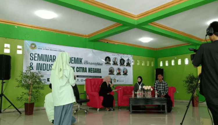 Nabila Rohimah saat memaparkan materi dalam Workshop Digital Kreatif UBSI x SMK Citra Negara, menarik perhatian peserta dengan gaya penyampaian inspiratif dan interaktif