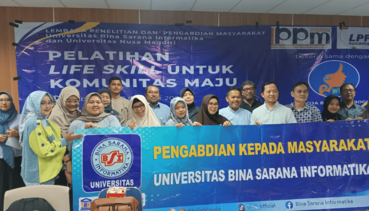 Foto bersama dosen UBSI dan peserta Komunitas Senam Tangguh dan Kece usai kegiatan pelatihan Digital Marketing