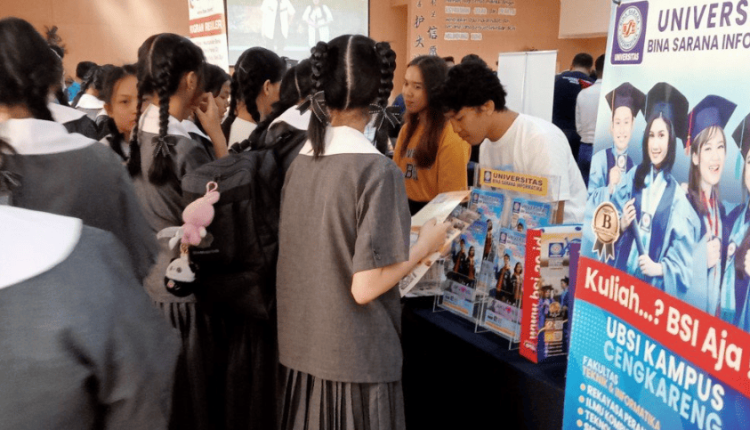 Suasana booth UBSI Kampus Cengkareng di Edufair Cinta Kasih Tzu Chi