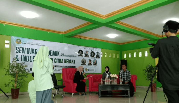 UBSI menghadirkan mahasiswi berprestasi sebagai pembicara dalam Workshop Digital Kreatif di SMK Citra Negara, membagikan pengalaman dan motivasi kepada siswa untuk berprestasi di era digital