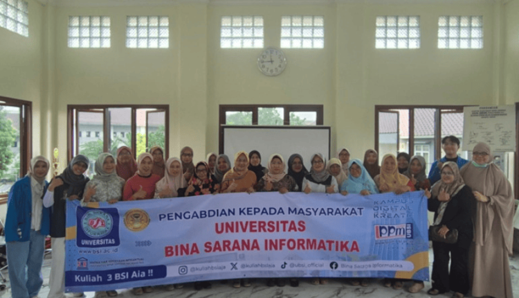foto bersama tim dosen UBSI dan peserta pelatihan Microsoft Excel dari PKK RW 012 Cipinang Melayu usai kegiatan peningkatan kompetensi digital
