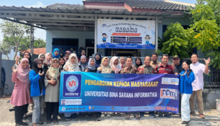 Foto bersama dosen Universitas Bina Sarana Informatika (UBSI) dan para guru Lembaga Pendidikan Kazama Tambun Selatan usai pelatihan Green Product