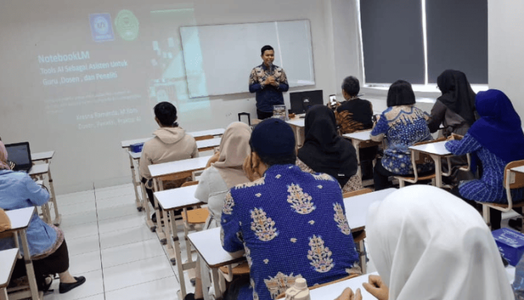 Kresna Ramanda, Dosen UBSI, saat memaparkan materi mengenai pemanfaatan Artificial Intelligence sebagai asisten digital bagi guru SMK dalam kegiatan Pembinaan MGMP